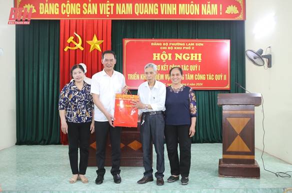 Phó Bí thư Tỉnh ủy Trịnh Tuấn Sinh dự sinh hoạt cùng Chi bộ khu phố 2