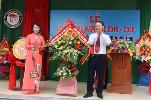 ĐC Công tặng hoa trường TH Lam Sơn 3.JPG