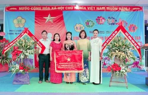 MN Phú Sơn nhận cờ TD của BGD.jpg