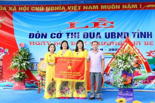 Trường MN Ba Đình nhận cờ TD của UBND tỉnh.jpg