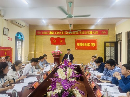 Bí thư Thị uỷ Nguyễn Văn Khiên thăm và làm việc tại phường Ngọc Trạo.jpg