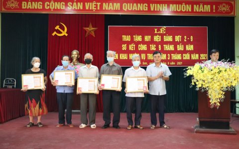 Phường Lam Sơn trao tặng huy hiệu Đảng đợt 2/9 và sơ kết công tác Đảng 9 tháng đầu năm 2021