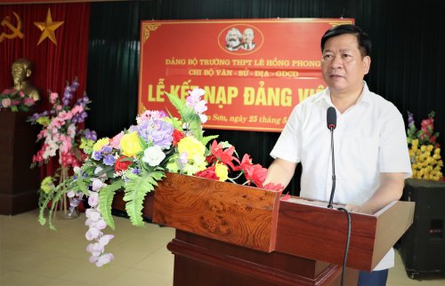 Phó Bí thư Thường trực Thị ủy Nguyên Thanh Tùng dự Lễ kết nạp Đảng viên tại Đảng bộ Trường THPT Lê Hồng Phong 1.jpg