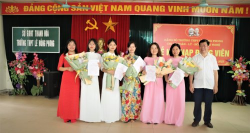 Phó Bí thư Thường trực Thị ủy Nguyên Thanh Tùng dự Lễ kết nạp Đảng viên tại Đảng bộ Trường THPT Lê Hồng Phong 2.jpg