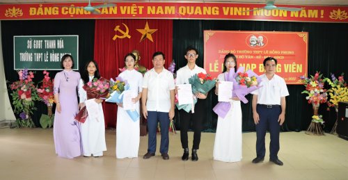 Phó Bí thư Thường trực Thị ủy Nguyên Thanh Tùng dự Lễ kết nạp Đảng viên tại Đảng bộ Trường THPT Lê Hồng Phong 3.jpg