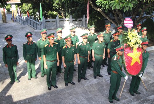 Cán bộ, chiến sỹ Lữ đoàn 368 dâng hương, viếng Nghĩa trang Liệt sỹ thị xã Bỉm Sơn.jpg