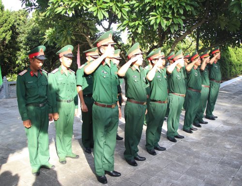 Cán bộ, chiến sỹ Lữ đoàn 368 dâng hương, viếng Nghĩa trang Liệt sỹ thị xã Bỉm Sơn 2.jpg