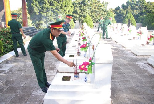 Cán bộ, chiến sỹ Lữ đoàn 368 dâng hương, viếng Nghĩa trang Liệt sỹ thị xã Bỉm Sơn 3.jpg