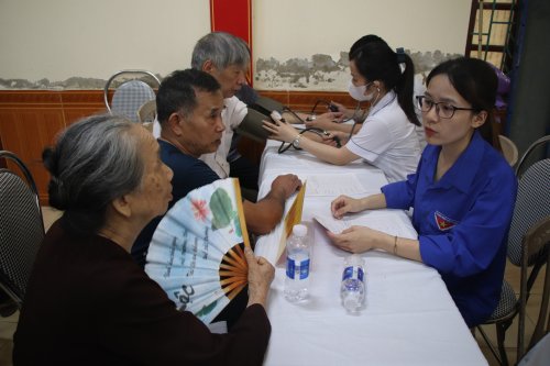 Khám, cấp thuốc miễn phí cho người có công trên địa bàn phường Phú Sơn 2.JPG