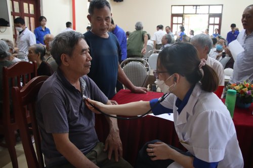 Khám, cấp thuốc miễn phí cho người có công trên địa bàn phường Phú Sơn 4.JPG