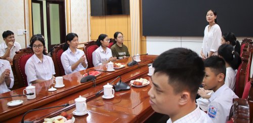 Công đoàn cơ quan UBND thị xã gặp mặt các cháu đỗ Đại học 5.JPG
