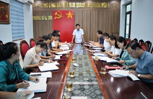 Đoàn Giám sát của Thường trực HĐND thị xã giám sát việc thực hiện Kế hoạch đầu tư công trung hạn tại phường Đông Sơn.jpg