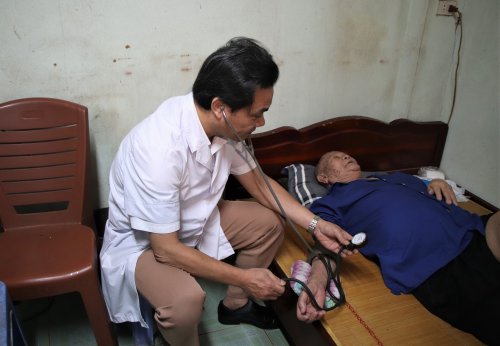 Lương y Nguyễn Bình Minh - Chủ tịch Hội Đông y thị xã  khám sức khoẻ cho người cao tuổi  bị bệnh tim mạch.jpg