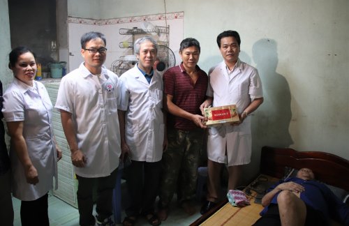 Các lương y Hội Đông y thị xã Bỉm Sơn trao quà cho thân nhân người cao tuổi bị bệnh.jpg