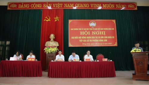 Chủ tịch UBND thị xã Trịnh Tuấn Thành và các vị đại biểu HĐND thị xã tiếp xúc cử tri phường Đông Sơn 2.JPG