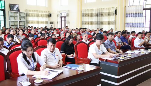 Chủ tịch UBND thị xã Trịnh Tuấn Thành và các vị đại biểu HĐND thị xã tiếp xúc cử tri phường Đông Sơn 1.JPG