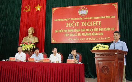 Chủ tịch UBND thị xã Trịnh Tuấn Thành và các vị đại biểu HĐND thị xã tiếp xúc cử tri phường Đông Sơn 3.JPG