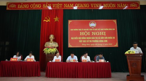 Chủ tịch UBND thị xã Trịnh Tuấn Thành và các vị đại biểu HĐND thị xã tiếp xúc cử tri phường Đông Sơn 5.JPG