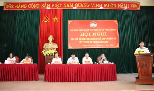Chủ tịch UBND thị xã Trịnh Tuấn Thành và các vị đại biểu HĐND thị xã tiếp xúc cử tri phường Đông Sơn 4.JPG