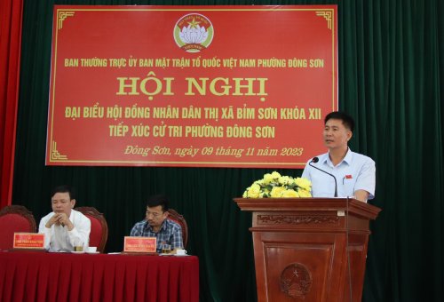 Chủ tịch UBND thị xã Trịnh Tuấn Thành và các vị đại biểu HĐND thị xã tiếp xúc cử tri phường Đông Sơn6.JPG