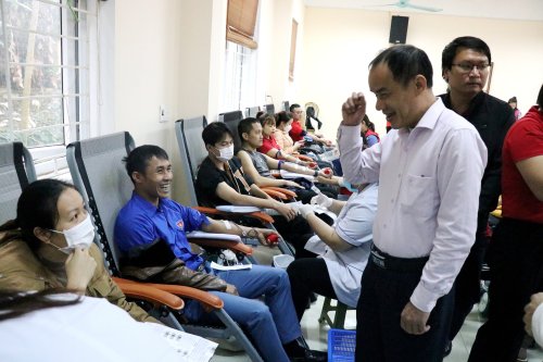 Lãnh đạo Thị xã động viên tình nguyện tham gia hiến máu.jpg