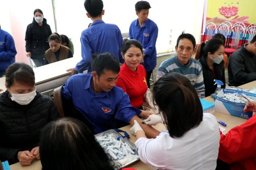 Từ sáng sớm, nhiều tình nguyện viên đã đến làm thủ tục đăng ký và thăm khám sàng lọc để được hiến máu.jpg