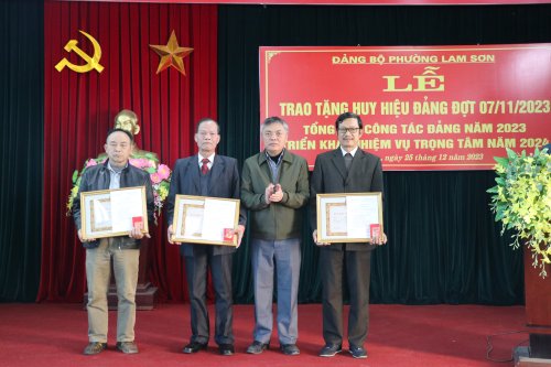 Phường Lam Sơn trao huy hiệu Đảng và tổng kết công tác Đảng năm 2023 (3).JPG