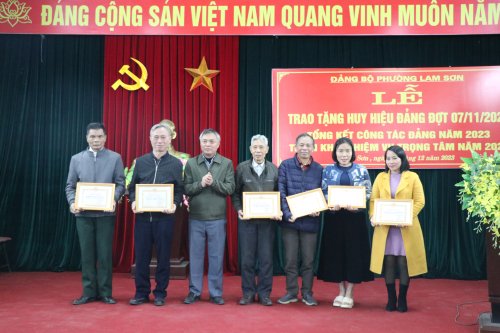 Phường Lam Sơn trao huy hiệu Đảng và tổng kết công tác Đảng năm 2023 (1).JPG