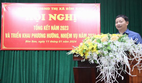 Đảng bộ UBND thị xã tổ chức Lễ trao tặng Huy hiệu Đảng và Tổng kết công tác Đảng năm 2023 7.JPG
