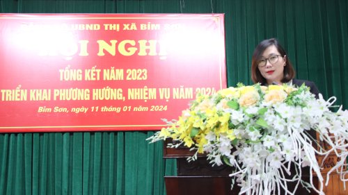 Đảng bộ UBND thị xã tổ chức Lễ trao tặng Huy hiệu Đảng và Tổng kết công tác Đảng năm 2023 6.JPG