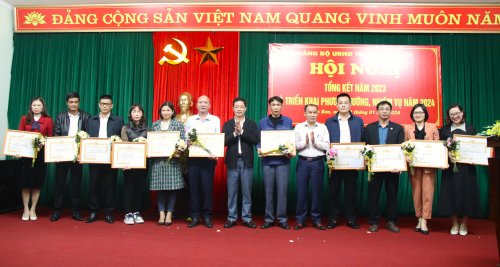 Đảng bộ UBND thị xã tổ chức Lễ trao tặng Huy hiệu Đảng và Tổng kết công tác Đảng năm 2023 12.JPG