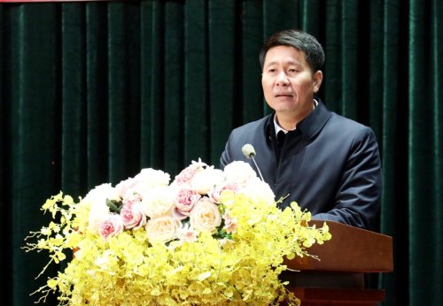 Chủ tịch UBND Thị xã Trịnh Tuấn Thành báo cáo tình hình phát triển KTXH, QPAN năm 2023, nhiệm vụ trọng tâm 2024 của Thị xã.jpg