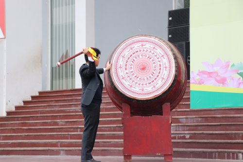 Bí thư Thị uỷ Bỉm Sơn Nguyễn Văn Khiên đánh trống phát động Tết trồng cây Ất tỵ 2025.JPG