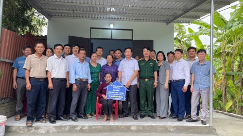 Đồng chí Nguyễn Thanh Tùng, Phó Bí thư thường trực Thị uỷ, Chủ tịch HĐND thị xã Bỉm Sơn trao biển hỗ trợ cho gia đình bà Nguyễn Thị Duyên, khu phố Liên Giang, phường Đông Sơn.jpg