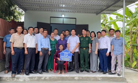 Thị xã Bỉm Sơn trao biển hỗ trợ nhà ở cho các hộ có hoàn cảnh khó khăn
