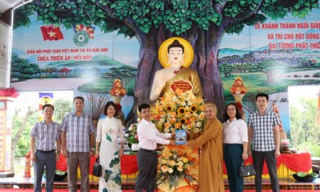 Bí thư Thị ủy Nguyễn Văn Khiên thăm và chúc mừng Đại lễ Phật Đản tại chùa Thiên Ân.