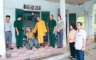 Thăm và tặng quà cho cựu chiến binh có hoàn cảnh khó khăn.