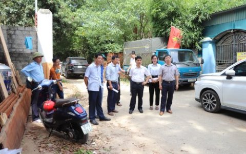 Bí thư Thị ủy Nguyễn Văn Khiên kiểm tra tiến độ thi công đường Hoàng Diệu, phường Bắc Sơn