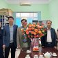 Lãnh đạo thị xã chúc mừng bộ phận phụ trách lĩnh vực Y tế Văn phòng HĐND và UBND thị xã nhân Ngày Thầy thuốc Việt Nam.