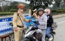 Cảnh sát giao thông Thị xã Bỉm Sơn phát nước, bánh mì miễn phí cho người dân trên đường về quê ăn tết