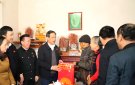 Đoàn đại biểu Quốc hội tỉnh Thanh Hóa tặng quà cho các gia đình chính sách, hộ nghèo, hộ có hoàn cảnh khó khăn.