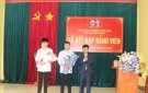 Bí thư Thị uỷ Nguyễn Văn Khiên dự Lễ kết nạp đảng viên cho các tân binh tại Chi bộ khu phố 2, phường Phú Sơn.