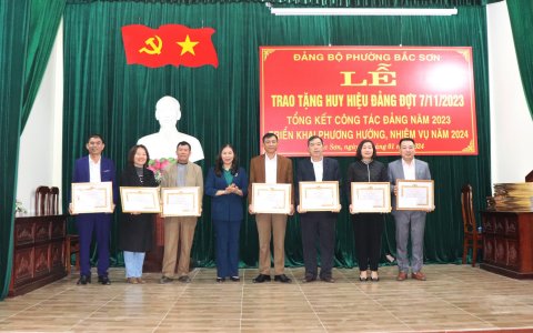 Đảng bộ phường Bắc Sơn tổ chức trao tặng Huy hiệu Đảng đợt 7/11 và tổng kết công tác Đảng năm 2023, triển khai phương hướng nhiệm vụ năm 2024