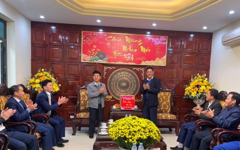Thị xã Bỉm Sơn thăm và tặng 100 suất quà tết cho hộ nghèo, hộ có hoàn cảnh khó khăn huyện Thạch Thành.
